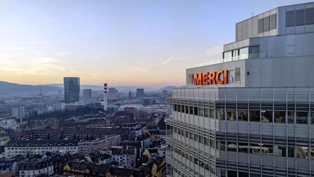 La Migros ringrazia: insegna luminosa sulla facciata della centrale Migros di Limmatplatz a Zurigo