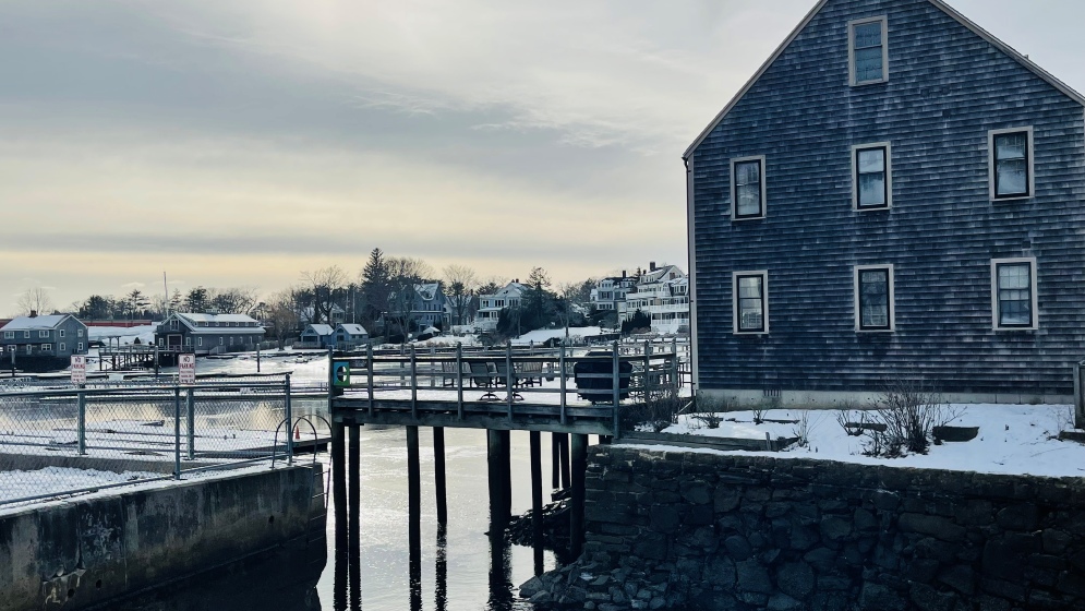 La stagione invernale a Manchester-by-the-Sea come pure in tutto il New England tende a essere particolarmente rigida. Ma la neve e il gelo con la gamma di colori argentei che li segue, non fanno che vestire di mistero questa terra