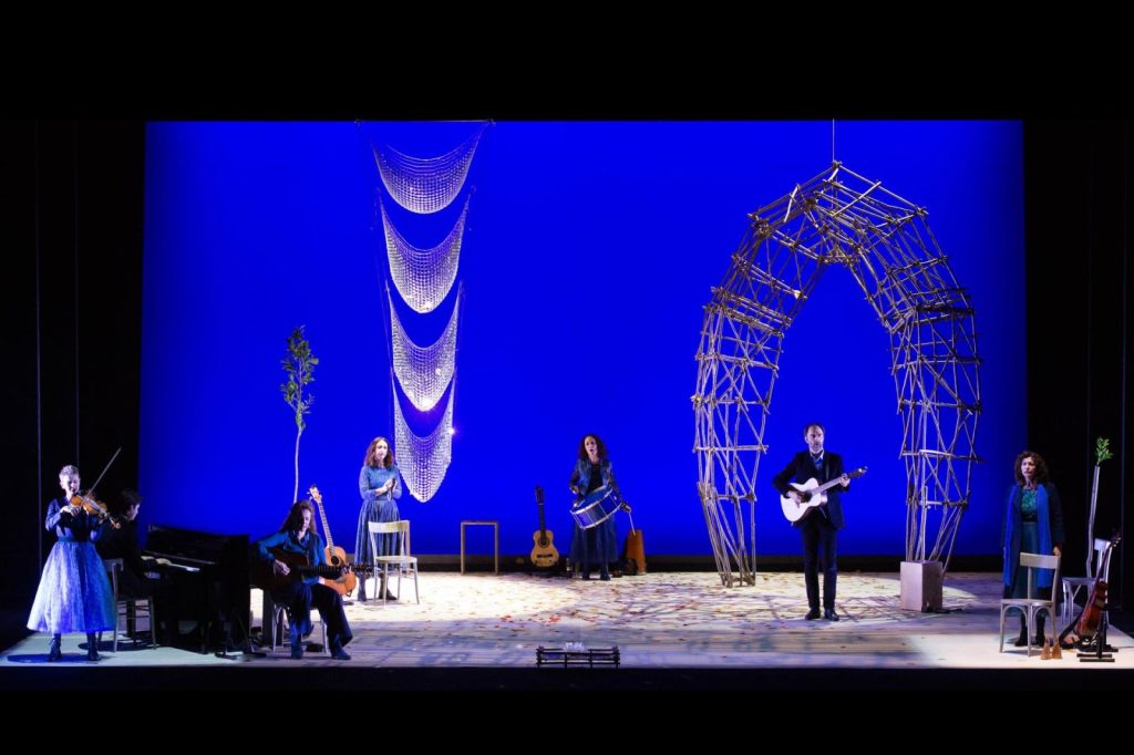 Un momento dello spettacolo La buona Novella, con Neri Marcorè (Teatro Sociale)