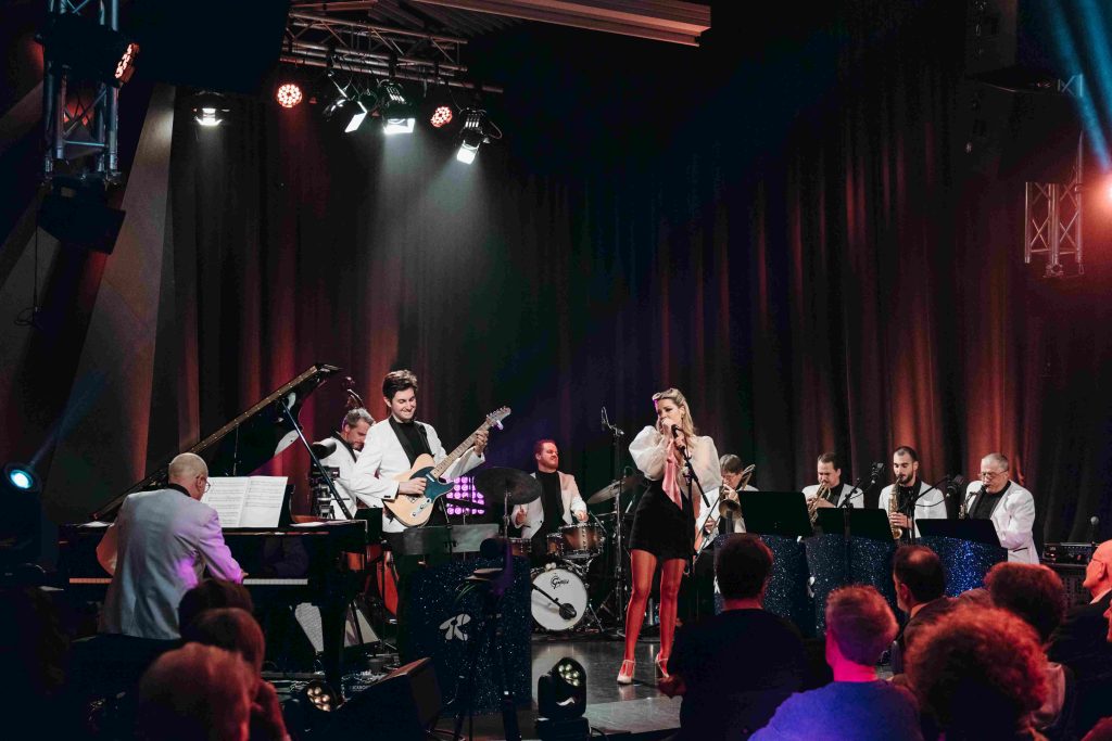 Un momento della serata dedicata alla Radiosa, al microfono, Julie Meletta (Marika Brusorio)