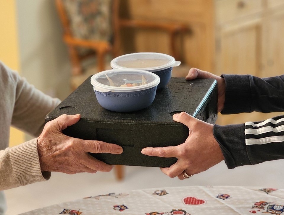 Oltre a consegnare il pasto caldo, i collaboratori di Pro Senectute fungono da antenna sociale, incontrando quotidianamente la persona anziana (Pro Senectute)