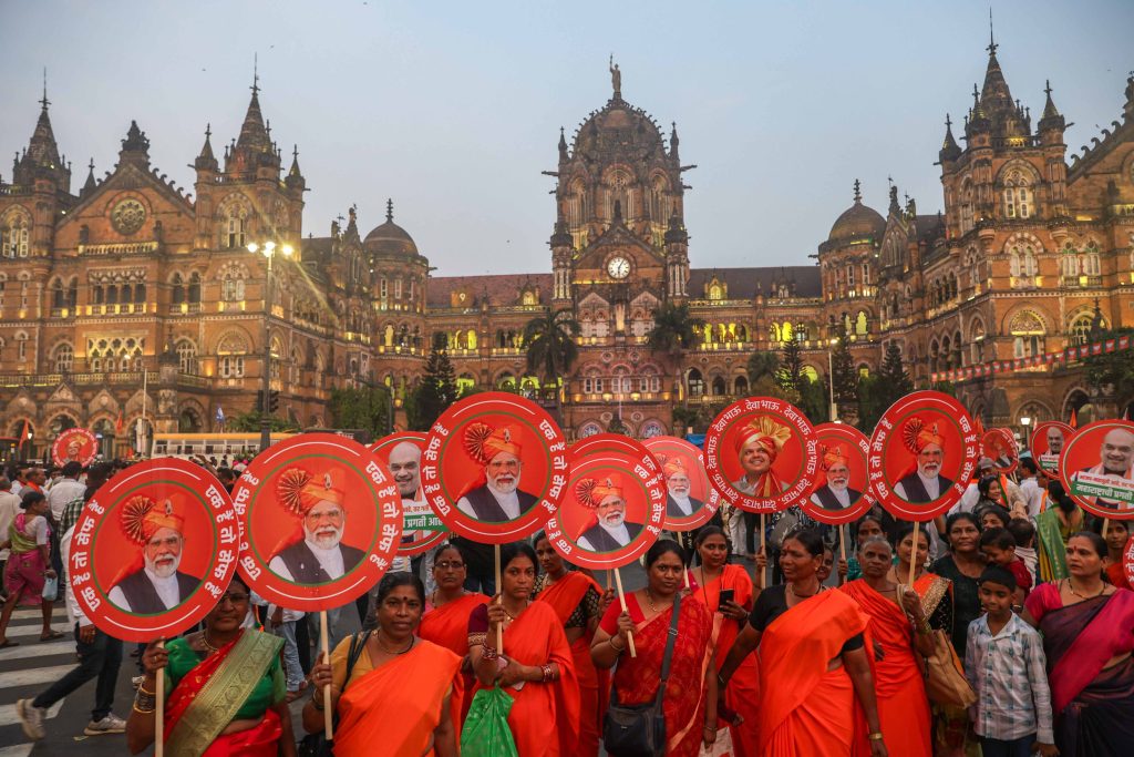 A Mumbai alcune donne mostrano cartelli del primo ministro indiano Narendra Modi e del neoeletto leader Devendra Fadnavis dopo la cerimonia di giuramento il 5 dicembre scorso (Keystone)