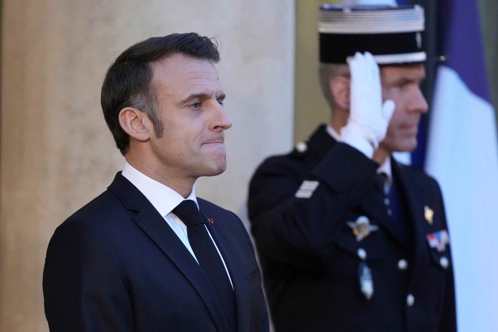 L’estrema destra e la sinistra puntano a ottenere le dimissioni del presidente Macron, nella foto, e indire elezioni presidenziali anticipate (Keystone)