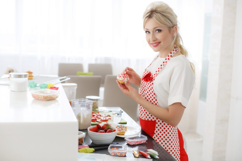 La tradwife incarna un’idea di romantica casalinga perfetta legata ai «valori tradizionali» (Freepik.com)