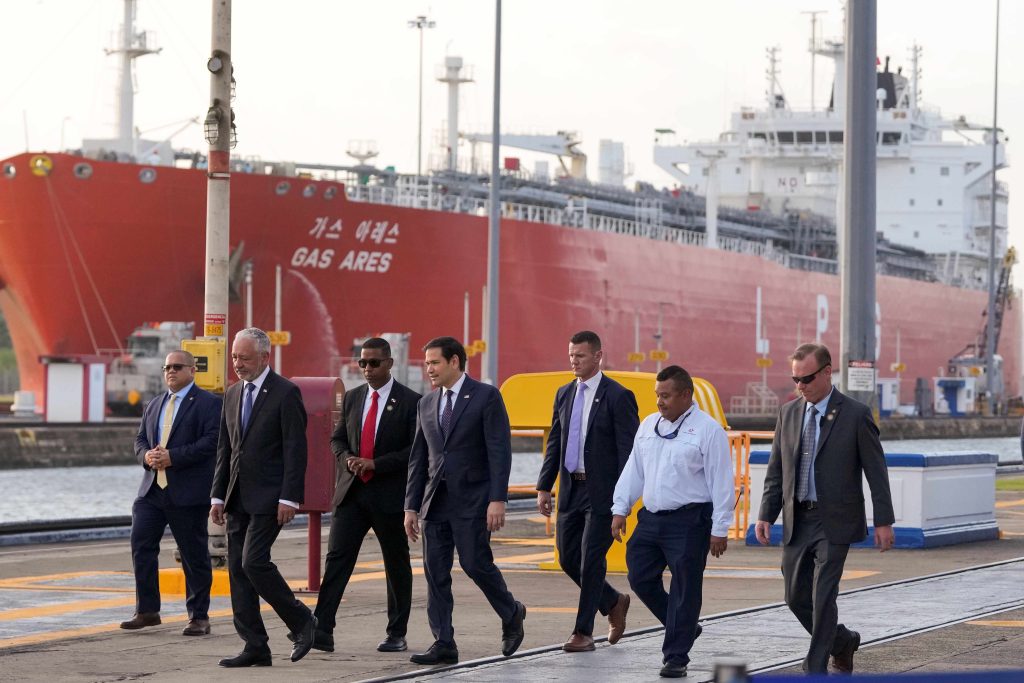 Al centro il segretario di Stato americano Marco Rubio visita il canale di Panama (Keystone)
