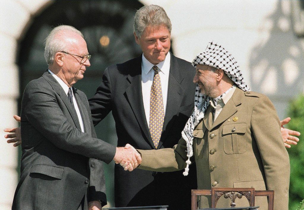 La storica stretta di mano, nel 1993, fra il primo ministro israeliano Yitzhak Rabin (a sinistra) e Yasser Arafat. Tra i due leader Bill Clinton (Keystone)