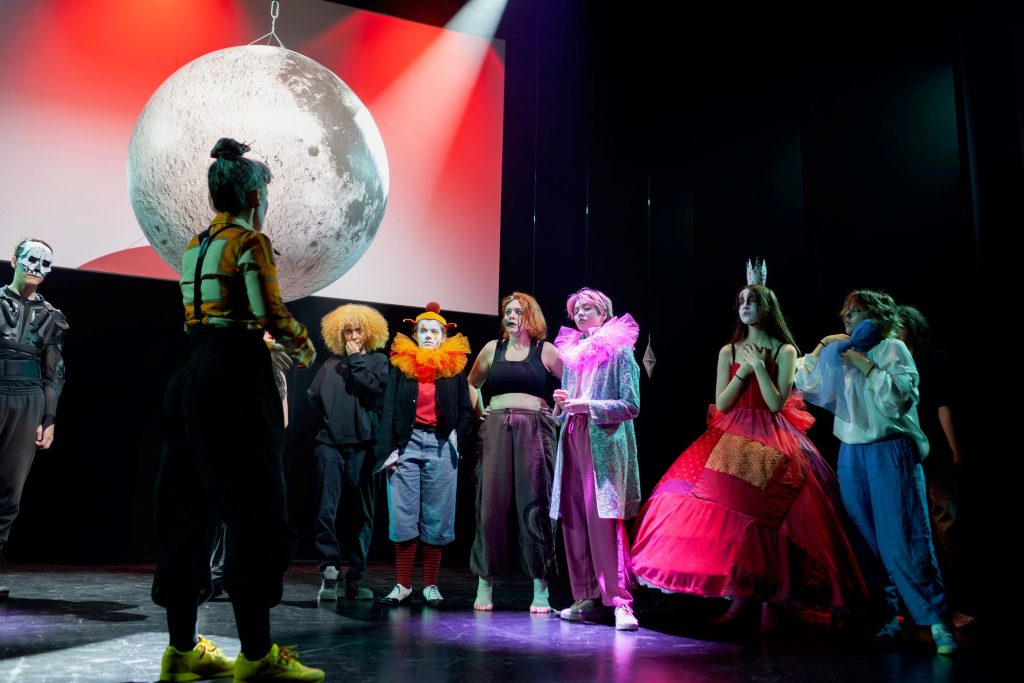 La regista e attrice Ledwina Costantini all’opera con i giovani del progetto di Teatro Sociale Bellinzona e Giovane Teatro Grigioni (Massimiliano Rossetto)