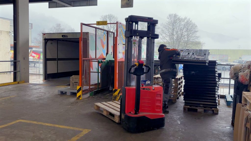 Un utente FD impegnato nella logistica di Migros Ticino