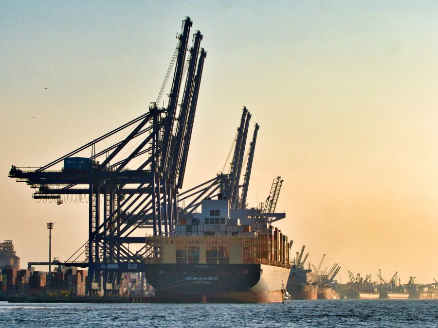 Una grande nave portacontainer è ormeggiata nel porto di Paranaguá, (Wikimedia Commons)