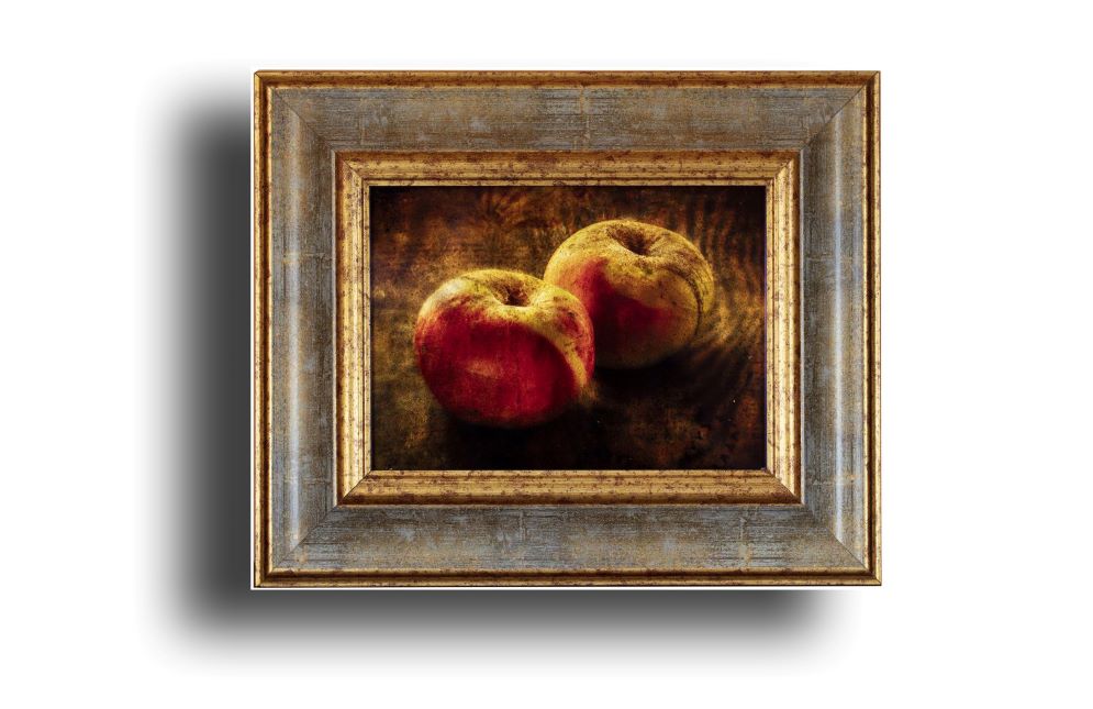 "Pom Piatt", del ciclo Pomi d’oro, fotografia su vetro con foglia d’oro (©Giuseppe Pennisi)