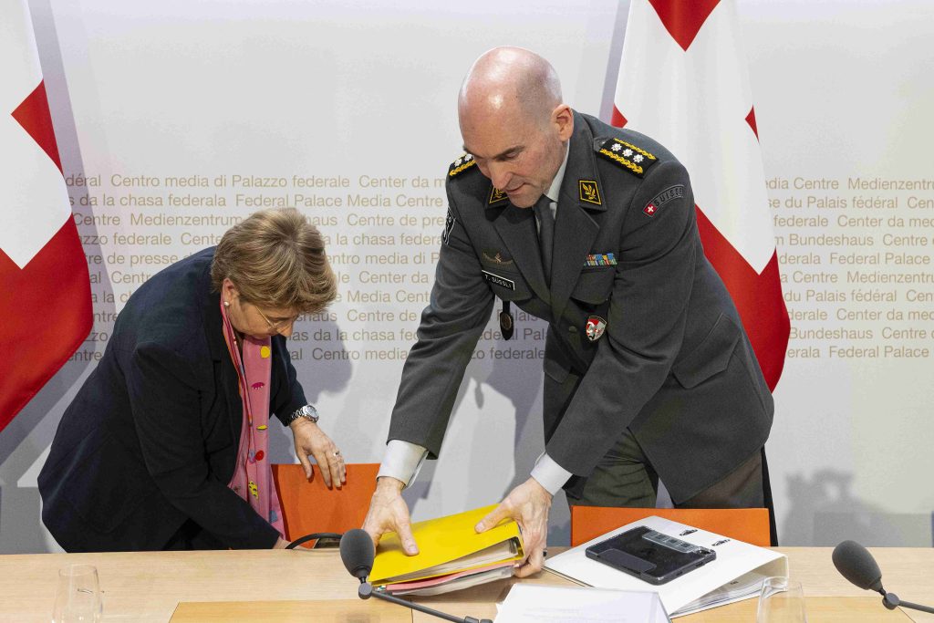 Viola Amherd e il capo dell’esercito Thomas Süssli (Keystone)