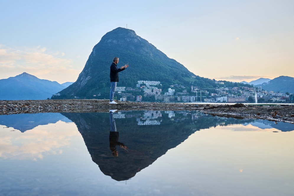 Markus Poschner davanti al Monte San Salvatore (© OSI / Kaupo Kikkas)