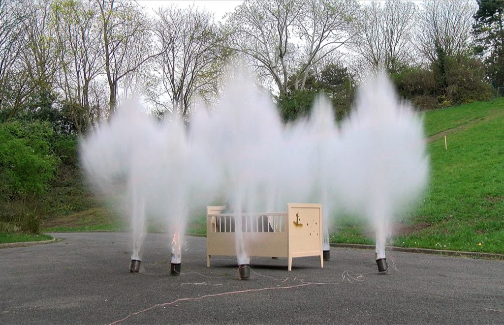 Roman Signer, Letto, 2018
Action devant le Théâtre Nanterre-Amandiers, Paris 2018
(Prints: Tomasz Rogowiec, © Roman Signer)
