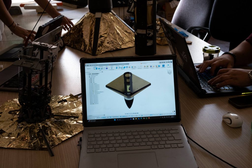 I giovani dello Space Team al lavoro per perfezionare i prototipi aerospaziali da loro realizzati, dalla progettazione alla costruzione (Valentina Brancaforte)