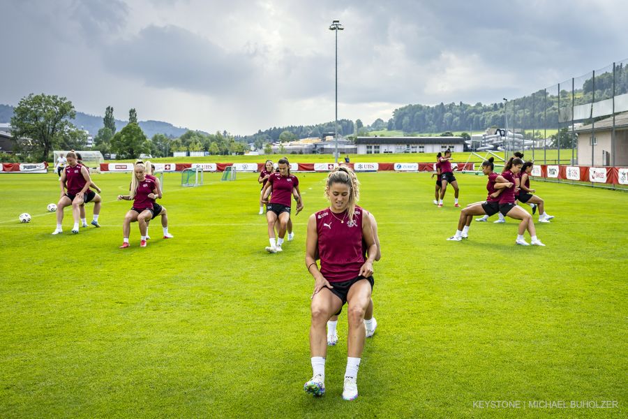 Le calciatrici della nazionale svizzera si allenano in vista degli Europei nei pressi di San Gallo (Keystone)