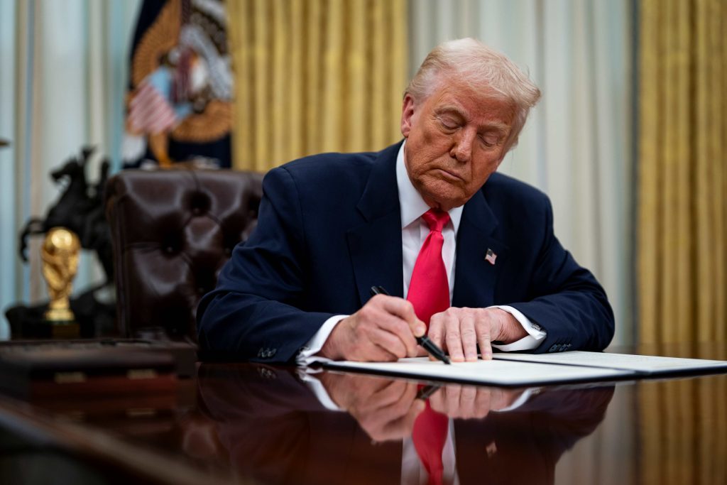 Trump ha firmato in fretta e furia una serie di ordini esecutivi (Keystone)