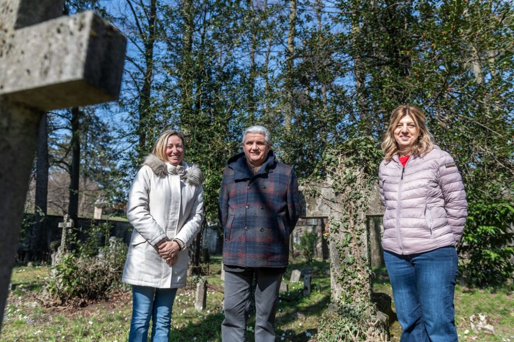 La ricercatrice dell’Università dell’Insubria Marta Licata insieme a Daniele Trentini e alla sindaca Emanuela Quintiglio (© CdT/Chiara Zocchetti)