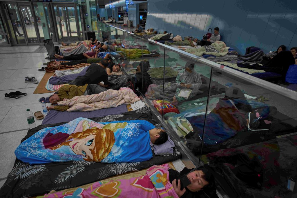 La gente si rifugia anche nelle stazioni della metro a Ramat Gan, vicino a Tel Aviv (Keystone)