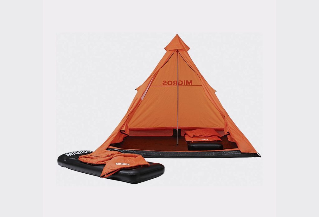 La tenda Migros offre materassino e sacco a pelo