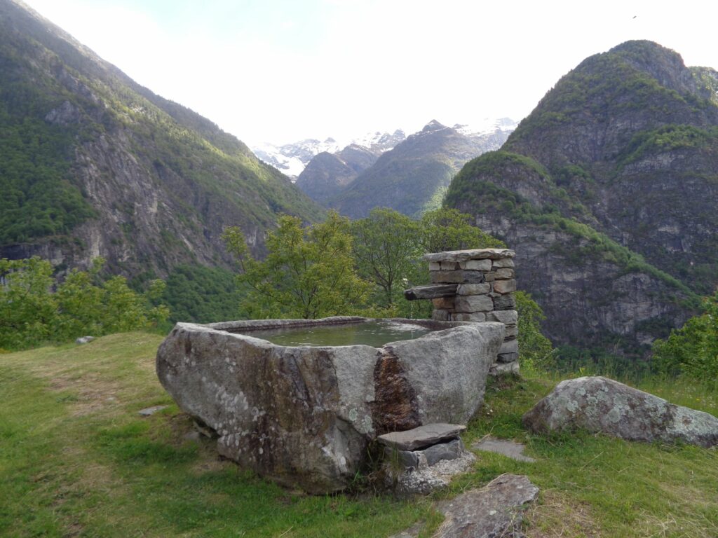La pila du Bram è una vasca monolitica con una capacità di circa 2400 litri, originariamente addossata al lato nord di una delle case di Rima serviva a raccogliere l’acqua piovana. (E.Stampanoni)