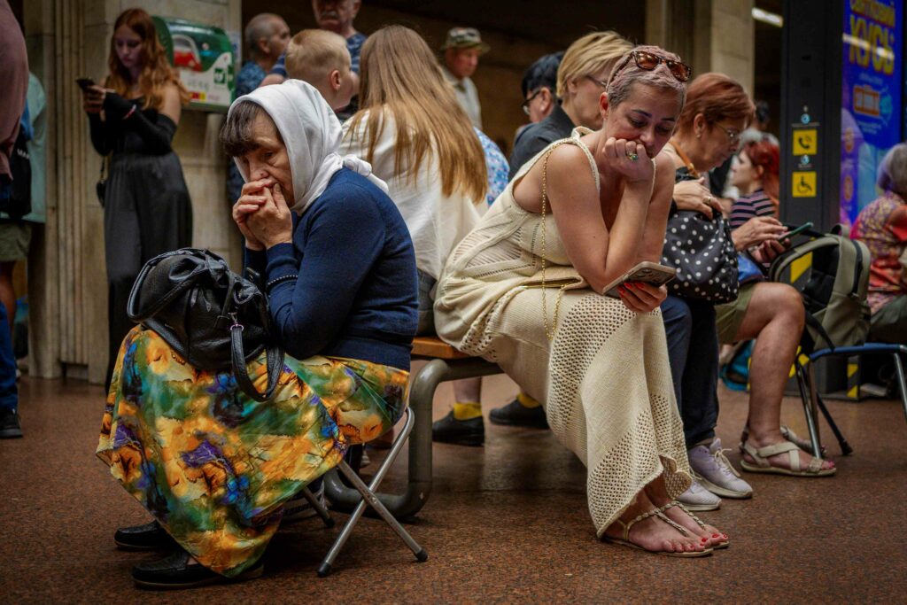 Persone in una stazione della metropolitana di Kiev utilizzata come rifugio antiaereo (Keystone)