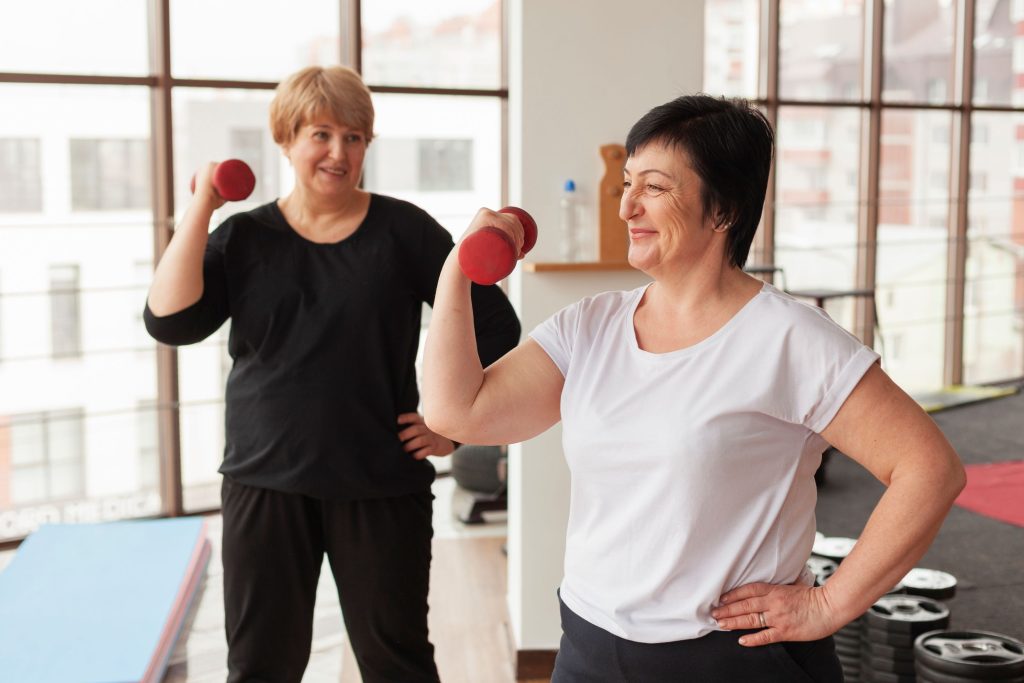 Le donne possono prepararsi alla transizione menopausale adottando uno stile di vita sano e attività fisica almeno tre volte a settimana (Freepik.com)