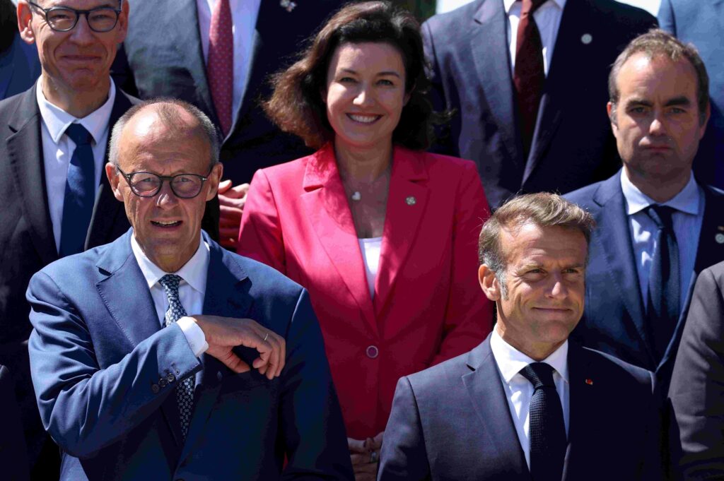In basso a destra Macron e, sullo sfondo, Lecornu (Keystone)