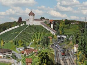 Un Paese su rotaia ricomposto al millimetro Un Paese su rotaia ricomposto al millimetro