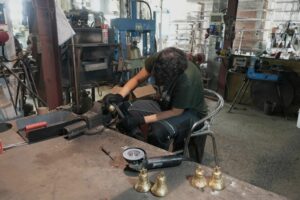Un&rsquo;officina del bronzo che resiste al tempo