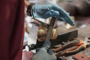 Un&rsquo;officina del bronzo che resiste al tempo