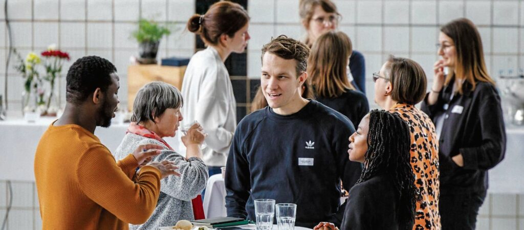 Un momento di scambio e di consigli reciproci (Percento culturale Migros)