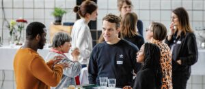 Un momento di scambio e di consigli reciproci (Percento culturale Migros)