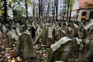 A Praga tra lapidi inquiete e antiche bizzarrie
