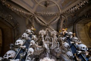 A Praga tra lapidi inquiete e antiche bizzarrie
